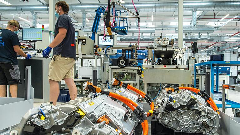 Blick in die Produktion bei ZF in Schweinfurt: Im Vordergrund Motore für Elektrofahrzeuge. Blick in die Produktion bei ZF in Schweinfurt: Im Vordergrund Motore für Elektrofahrzeuge.