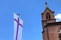 In der evangelisch-lutherischen Gemeinde Marktheidenfeld (im Bild die Friedenskirche) sind mehrere Stellen offen.&nbsp;