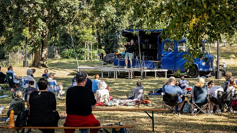 'Der Blaue Eumel' macht mit klassischer Musik, Theater und Jazz am Samstag Halt in Frickenhausen. 'Der Blaue Eumel' macht mit klassischer Musik, Theater und Jazz am Samstag Halt in Frickenhausen.