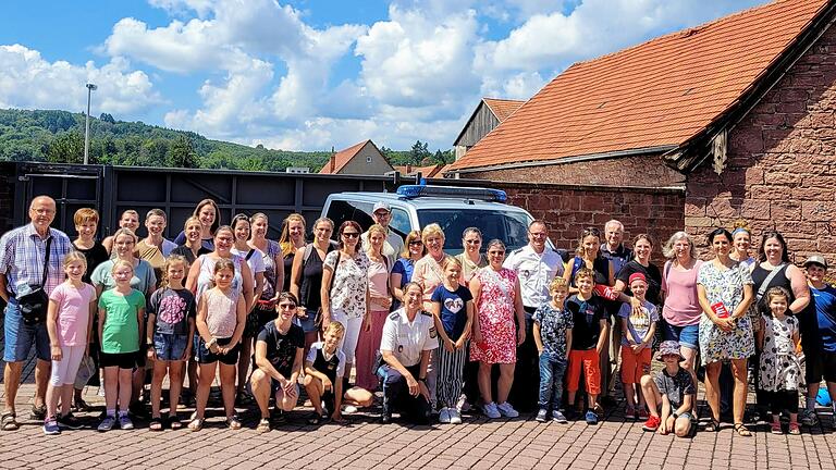 Das Foto zeigt einige der Geehrten bei einem kleinen Empfang im Hof der Polizei Marktheidenfeld.