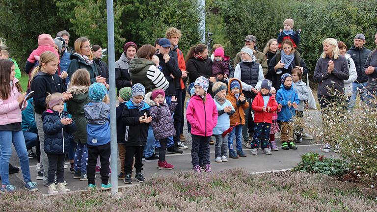 Die Kinder und das Personal des Westheimer Kindergartens sorgten für die musikalische Kulisse bei der Einweihung des neuen Erlebensorts. - Die Kinder und das Personal des Westheimer Kindergartens sorgten für die musikalische Kulisse bei der Einweihung des neuen Erlebensorts. Die Kinder und das Personal des Westheimer Kindergartens sorgten für die musikalische Kulisse bei der Einweihung des neuen Erlebensorts. - Die Kinder und das Personal des Westheimer Kindergartens sorgten für die musikalische Kulisse bei der Einweihung des neuen Erlebensorts.