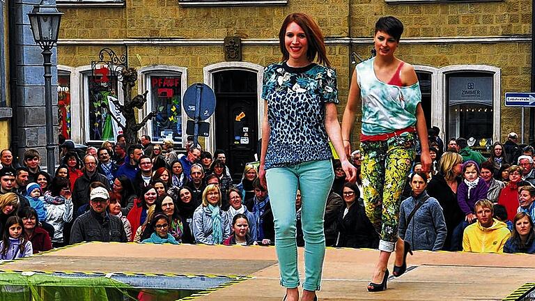 Besuchermagnet beim Frühjahrsmarkt: der &bdquo;Catwalk nonstop&ldquo;. Vorne im Bild Friseuer-Azubi und Sängerin Annalena Große.