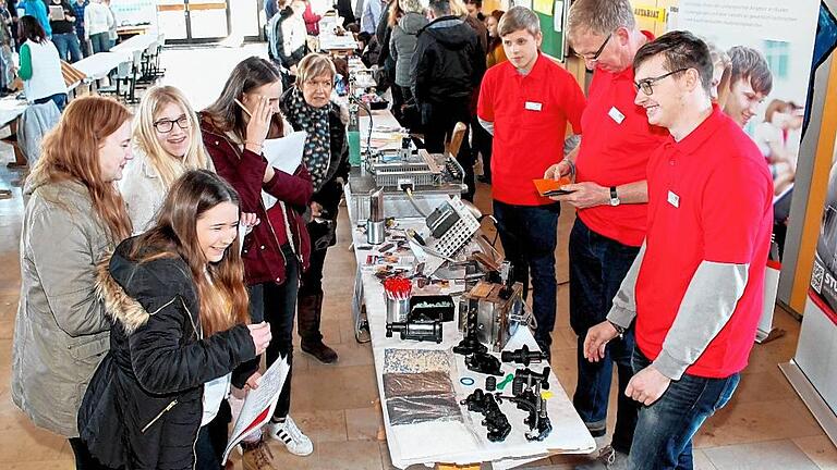 Immer umlagert: Der Stand der Firma Fahrzeugtechnik Ebern (FTE), wo nicht nur Buben Interesse bekundeten. Bei ihrem Rundgang durch die Ausbildungsbörse hat auch Schulamtsdirektorin Ulrike Brech (Bildmitte) diesem Betrieb einen Besuch abgestattet.