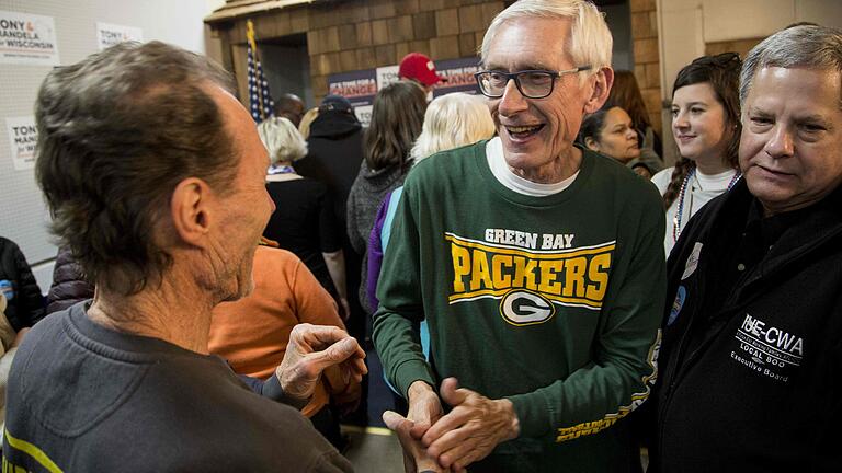 Der neue Gouverneur von Wisconsin, Tony Evers, begrüßt Anhänger.  Evers hatte den Republikaner Scott Walker besiegt.&nbsp;