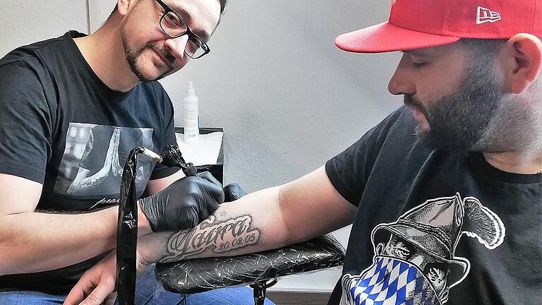 Acid Ink bei der Arbeit: Tattoo-Studio-Manager Peter Bobrowski (38) tätowiert seinem Kunden Thomas ein individuell gestaltetes Ornament auf den Arm.