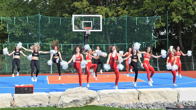 Bei der Eröffnung der itWeels Arena und des Adventure-Golf-Platzes von Jochen Freier im Kitzinger Innopark traten die s.Oliver Dancers auf.