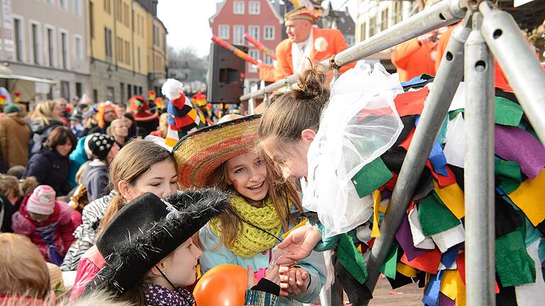 Durch die Würzburger Innenstadt schlängelt sich am Samstag der Kinderfaschingszug (Archivbild).