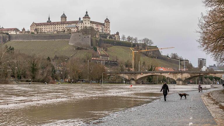 Der Mainpegel steigt weiter, auch wenn es aufgehört hat zu regnen. Jetzt aber fließt das Wasser vom Obermain nach. Am Ludwigkai hat der Fluss sein Bett bereits verlassen. Der Mainpegel steigt weiter, auch wenn es aufgehört hat zu regnen. Jetzt aber fließt das Wasser vom Obermain nach. Am Ludwigkai hat der Fluss sein Bett bereits verlassen.