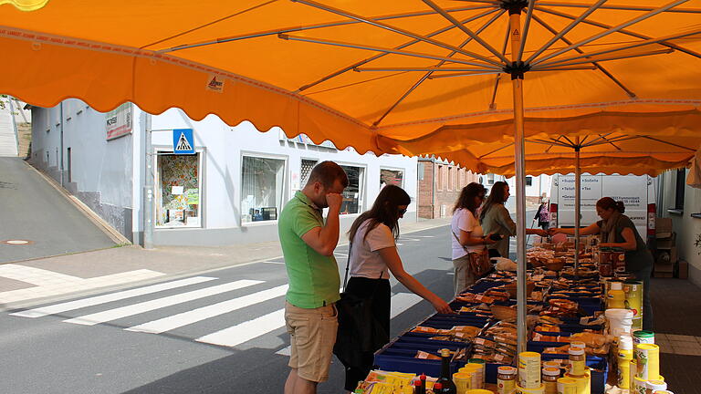 Strahlender Sonnenschein und beste Stimmung beim Frühlingsmarkt in Burgsinn