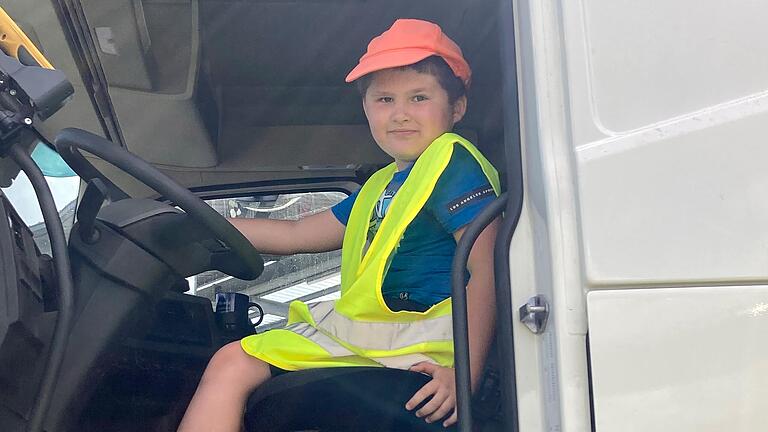 Das Sitzen im Lkw fand Dastin ganz toll. Das Sitzen im Lkw fand Dastin ganz toll.