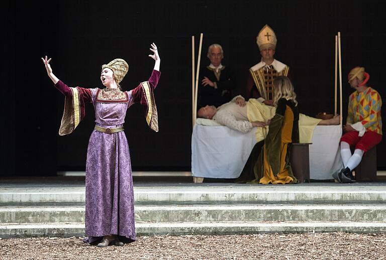 Als Lady Isabelle beeindruckt Johanna Kassner durch ihr Schauspiel und ihren Gesang.