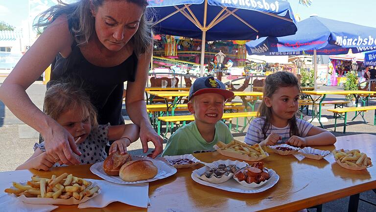Das schmeckt und das kostet. Die drei Kinder bekamen Pommes für zusammen 13,20 Euro. Ines und Christian Gross aßen Rost- und Currybratwurst für zusammen 8,80 Euro. Dazu gab es noch Getränke für 10,50 Euro. Das schmeckt und das kostet. Die drei Kinder bekamen Pommes für zusammen 13,20 Euro. Ines und Christian Gross aßen Rost- und Currybratwurst für zusammen 8,80 Euro. Dazu gab es noch Getränke für 10,50 Euro.