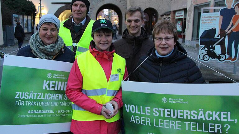 Kreisbäuerin Anette vom Berg-Erbar (Bildmitte) betrieb mit ihrer Mannschaft einen Informationsstand in Volkach am Oberen Tor.