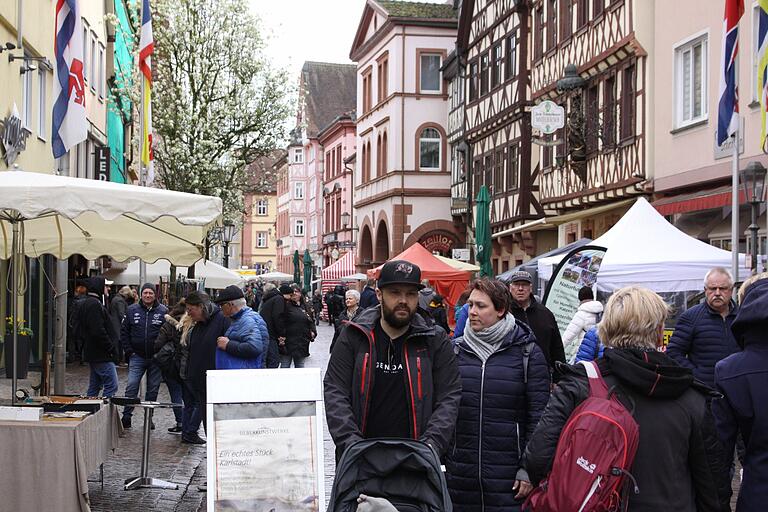 Dem Wetter zum Trotz ließen sich viele den Besuch des Ostermarktes nicht nehmen. Dem Wetter zum Trotz ließen sich viele den Besuch des Ostermarktes nicht nehmen.