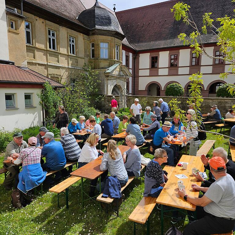 Kaffeepause im 'äußeren' Hof des Kartäuserkloster, heute Pfarrgarten - bei der Eröffnungswanderung zum Europäischen Kulturweg 'Cherubim im Gää' - Nordroute.