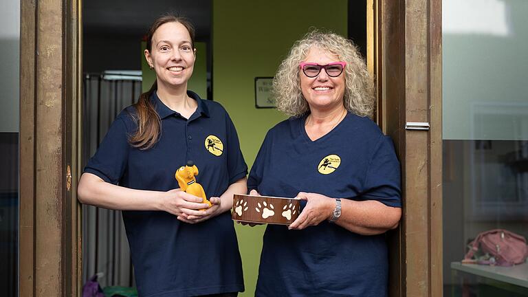 Packen ehrenamtlich an aus Liebe zu Hund und Katze: Janina Geis, Ausgabeleiterin der Tiertafel Würzburg, und die Vorsitzende des Vereins Birgit Neugebauer-Keß (rechts) sehen ihre Arbeit als 'Dienst am Tier'. Packen ehrenamtlich an aus Liebe zu Hund und Katze: Janina Geis, Ausgabeleiterin der Tiertafel Würzburg, und die Vorsitzende des Vereins Birgit Neugebauer-Keß (rechts) sehen ihre Arbeit als 'Dienst am Tier'. 