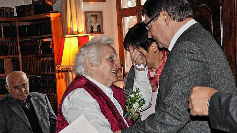 Olga Guerra bekommt das Bundesverdienstkreuz am Bande von Innenstaatssekretär Gerhard Eck überreicht.