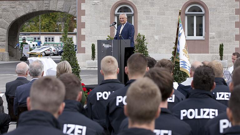 In der Kaserne in der Sedanstraße in Würzburg (hier bei einem Besuch von Bayerns Innenminister Joachim Herrmann) werden angehende Polizisten ausgebildet.