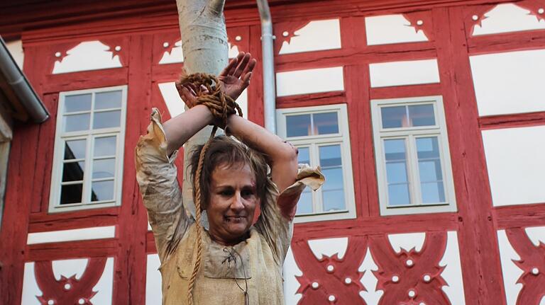 Szene aus dem Wandel-Theaterstück 'Du musst dran glauben'. Es wurde 2017 in Gerolzhofen uraufgeführt. Silvia Kirchhof, Regisseurin und Leiterin des Kleinen Stadttheaters Gerolzhofen, spielte eine Hexe, kurz bevor der Scheiterhaufen angezündet wird.