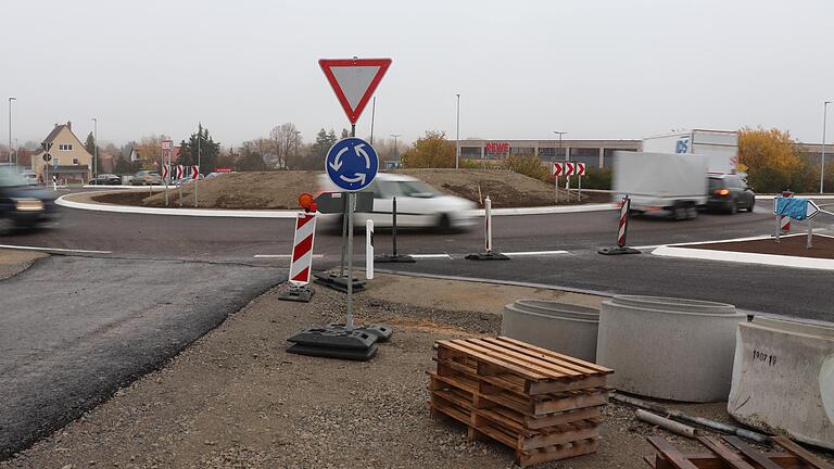 Noch sieht es rund um den neuen Kreisverkehr an der B8 bei Iphofen ziemlich wüst aus. Das soll sich&nbsp; bald ändern, wenn es nach dem Willen der Stadt geht.