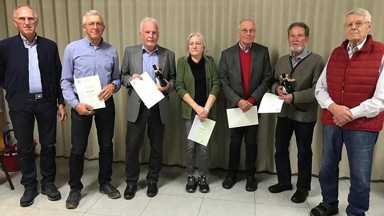 Mit großem Applaus wurden die langjährigen Mitglieder des Siedlervereins Herschfeld für ihr Jubiläum geehrt. Der 1. Vorsitzende Horst Dömling (links) und der 2. Vorsitzender Helmut Schetelig (rechts) ehrten (von links) Wolfgang Mühlfeld (langjähriger Kassier) 40 Jahre, Wolfgang Günther 50 Jahre, Erika Longworth 25 Jahre, Rolf Kurz 25 Jahre, Alfred Eyring 50 Jahre.