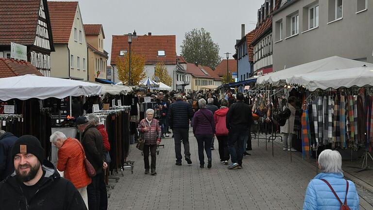 Die Hauptstraße war voller Besucherinnen und Besucher.