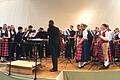 Alle Musiker der beteiligten Orchester gemeinsam auf der Bühne beim gemeinsamen Musizieren.