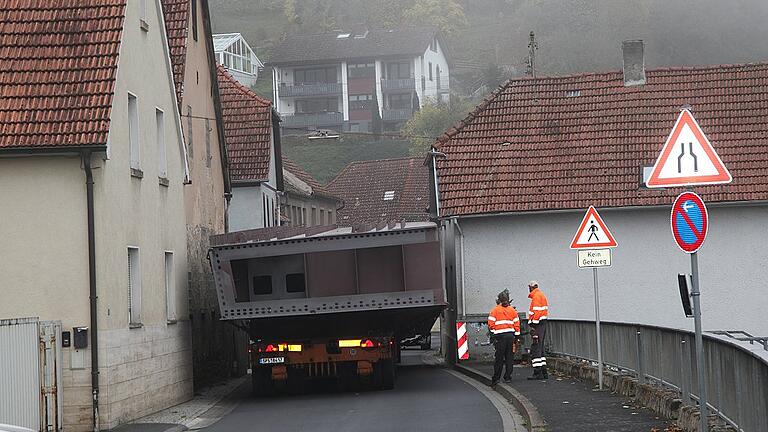 Durch den Engpass in Laudenbach kam der Schwertransport noch durch, nur musste ein Stück des Geländers beseitigt werden. Foto: Günter Roth Durch den Engpass in Laudenbach kam der Schwertransport noch durch, nur musste ein Stück des Geländers beseitigt werden. Foto: Günter Roth