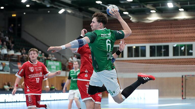 Felix Jaeger von der DJK Rimpar Wölfe springt zum Wurf ab. Erstmals unterliegen die Wölfe in der Zweiten Handball-Bundesliga gegen den TuS Ferndorf. Während die Gäste wichtige Punkte im Abstiegskampf holen, müssen die Rimparer auf den rechnerisch sicheren Klassenerhalt noch warten. Felix Jaeger von der DJK Rimpar Wölfe springt zum Wurf ab. Erstmals unterliegen die Wölfe in der Zweiten Handball-Bundesliga gegen den TuS Ferndorf. Während die Gäste wichtige Punkte im Abstiegskampf holen, müssen die Rimparer auf den rechnerisch sicheren Klassenerhalt noch warten.