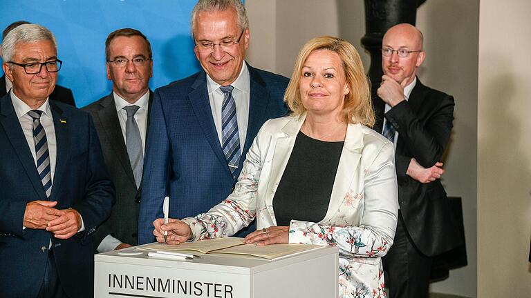 Bundesinnenministerin Nancy Faeser und ihre Minister-Kollegen aus den Ländern bringen mit ihren Unterschriften in der Würzburger Residenz das 'Gemeinsame Kompetenzzentrum Bevölkerungsschutz' auf den Weg. Mit im Bild die Minister Roger Lewentz (Rheinland-Pfalz), Boris Pistorius (Niedersachsen), Joachim Herrmann (Bayern) und Christian Pagel (Mecklenburg-Vorpommern).