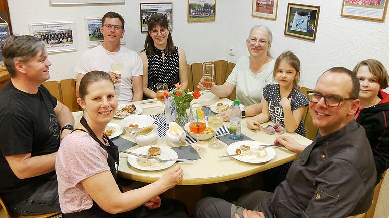 Bei der Wiedereröffnung der Wirtschaftskultur im Sportheim der DJK-TG Hausen. Nach zwei Tagen waren alle 60 Plätze bereits ausgebucht. Jens und Melanie Treffny (3. und 4. von links) leiten das DJK-Wirtschaftsteam und hoffen weiterhin auf Unterstützung.