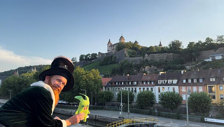 Jochen Veit alias 'Crazy Doc' im Juli beim Videodreh auf der Alten Mainbrücke in Würzburg.