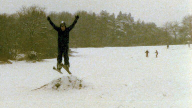 1981: Kleine Schanzen Marke Eigenbau entstanden am Hang des Dirmbachlifts.