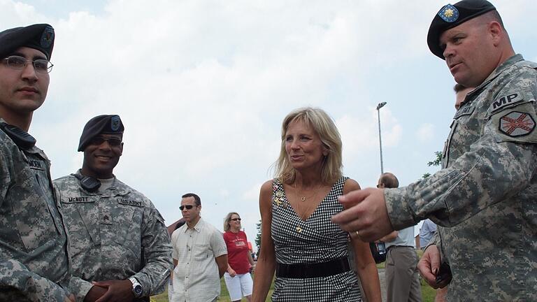 Jill Biden kam 2009 am Unabhängigkeitstag nach Schweinfurt und suchte das Gespräch mit den Soldaten.