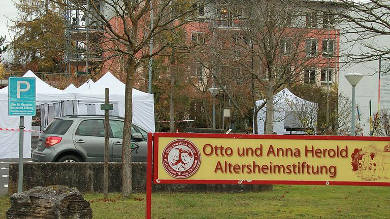 Besonders in Pflegeeinrichtungen in Main-Spessart wütet das Virus: das Mobile Testzentrum am stark betroffenen Altenheim in Karlstadt&nbsp; Mitte November.