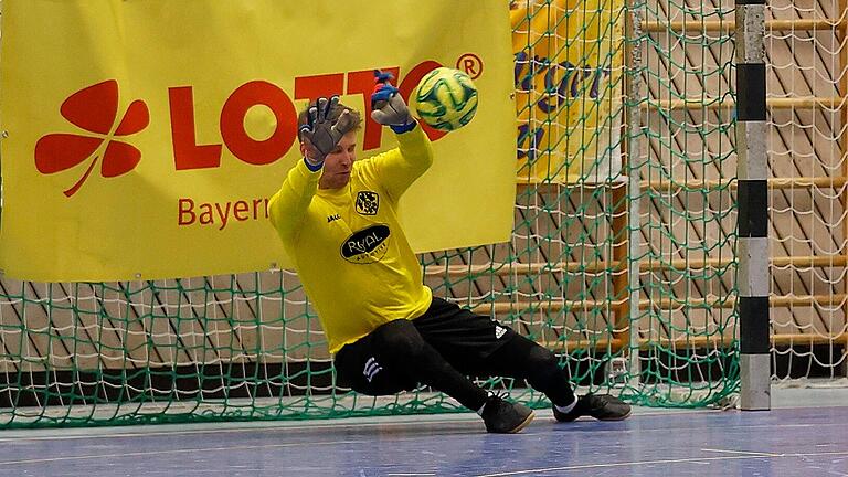 Er kann nicht nur halten, sondern auch treffen: Torwart Daniel Hofmann vom FV Karlstadt. Er kann nicht nur halten, sondern auch treffen: Torwart Daniel Hofmann vom FV Karlstadt.
