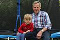 Manfred Kaiser aus Bad Brückenau tot: Leben für Feuerwehr, Stadt und Familie       -  Manfred Kaiser - hier mit Enkelin Isabella kurz nach dem Ausscheiden aus dem Stadtrat - ist gestorben.