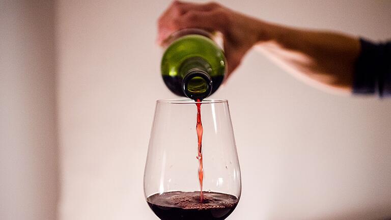 Konsum und Absatz von Wein in Frankreich gehen zurück       -  Ein Glas Wein. Alkohol ist einer Studie zufolge auch in geringer Menge nicht gesund.