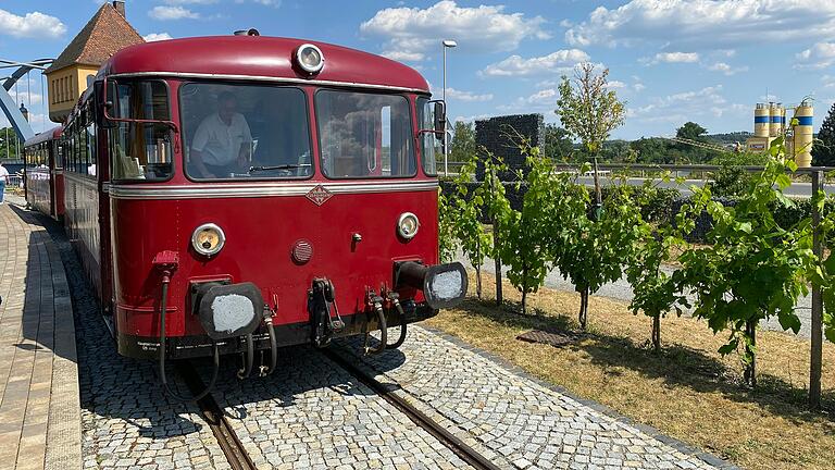 Noch rollt nur der rote Zug zwischen Volkach und Prosselsheim. Der Anbindung der Mainschleifenbahn an das Netz der Deutschen Bahn steht nach entsprechenden Förderzusagen nichts mehr im Weg.&nbsp;