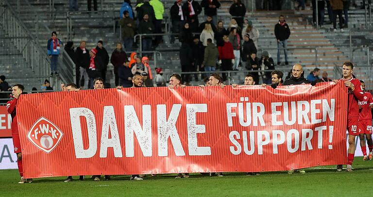 Dank ans Publikum: Die Partie gegen Burghausen war für die Würzburger Kickers das letzte Heimspiel 2024.