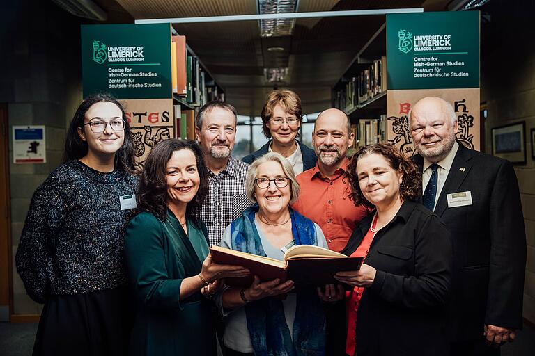 Im Herzstück der Bibliothek. Hintere Reihe (von links) : Sarah Thornton, Christof Gottschalk, Prof. Gisela Holfter , Martin Gottschalk, und Matthias Fleckenstein. Vordere Reihe: Ciara McCaffrey, Traute Gottschalk und&nbsp; Dr. Sandra Joyce.