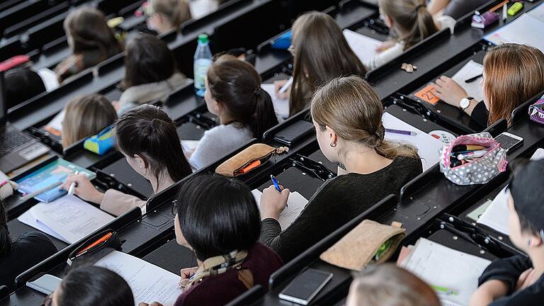 Vorlesung Chemie für Pharmaziestudierende - Mit Beginn der Vorlesungen des Wintersemesters füllen sich die Hörsäle der Universität seit Montag wieder. Vorlesung Chemie für Pharmaziestudierende - Mit Beginn der Vorlesungen des Wintersemesters füllen sich die Hörsäle der Universität seit Montag wieder.
