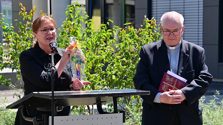 Den Segen der evangelischen und katholischen Kirche überbrachten Pfarrerin Heike Kuhn und Pater Kasimir Fieden. Den Segen der evangelischen und katholischen Kirche überbrachten Pfarrerin Heike Kuhn und Pater Kasimir Fieden.