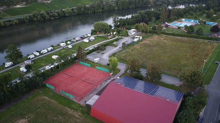 Von der Friedrich-Günther-Halle (nicht im Bild) über das Sportgelände des TV Zellingen (mit Tennisplätzen und Halle) und den Campingplatz am Main bis zum Freibad gilt nun der Bebauungsplan 'Sondergebiet Freizeitgelände'. Aufgestellt wurde er, um den Campingplatz auf den ehemaligen Bolzplatz (zwischen Sportgelände und Freibad) erweitern zu können. Von der Friedrich-Günther-Halle (nicht im Bild) über das Sportgelände des TV Zellingen (mit Tennisplätzen und Halle) und den Campingplatz am Main bis zum Freibad gilt nun der Bebauungsplan 'Sondergebiet Freizeitgelände'. Aufgestellt wurde er, um den Campingplatz auf den ehemaligen Bolzplatz (zwischen Sportgelände und Freibad) erweitern zu können.