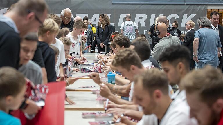 Noch lange nach Ertönen der Schlusssirene schrieben die Baskets noch Autogramme.