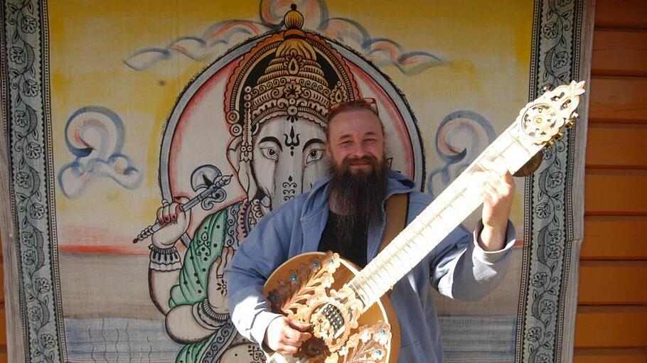 Fernöstlich angehauchte Weltmusik, wie er sie etwa mit seiner Band Global Player spielt, ist Michael Hilbel eine Herzensangelegenheit. Das Foto zeigt ihn mit seiner Hybridsitar. Foto: Michael Petzold       -  Fernöstlich angehauchte Weltmusik, wie er sie etwa mit seiner Band Global Player spielt, ist Michael Hilbel eine Herzensangelegenheit. Das Foto zeigt ihn mit seiner Hybridsitar. Foto: Michael Petzold