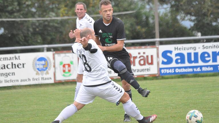 Für Spielertrainer Markus Herbert (dunkles Trikot) und seine SG Urspringen-Sondheim/Rhön sind die Aktien im Kampf um den Klassenerhalt nach dem 2:0-Sieg in Westheim wieder gestiegen. Herbert wird die SG Urspringen am Ende der Saison verlassen.