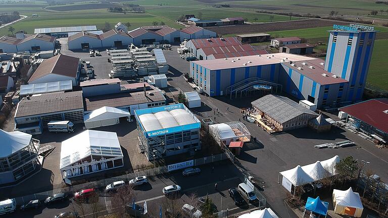 Das Firmengelände des Zeltbauunternehmens Eschenbach in Bad Königshofen aus der Vogelperspektive. Rund 100 Mitarbeiterinnen und Mitarbeiter arbeiten momentan an diesem Standort der Eschenbach-Group.