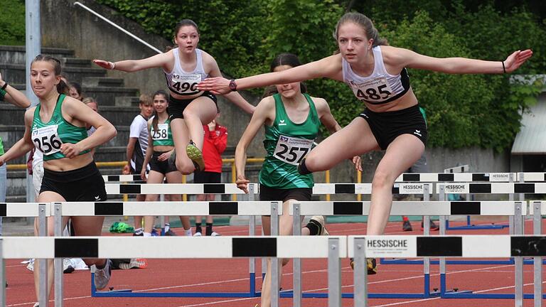 Katharina Haas (rechts) vom TSV Oberthulba stürmte über die 80 Meter Hürden zum überlegenen Sieg in der W14.       -  Katharina Haas (rechts) vom TSV Oberthulba stürmte über die 80 Meter Hürden zum überlegenen Sieg in der W14.