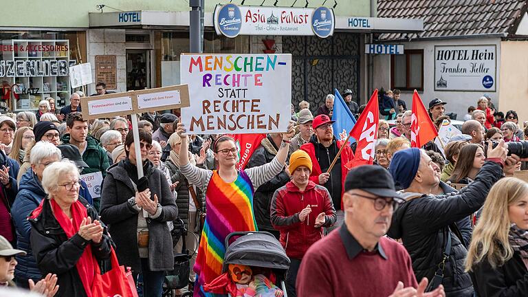 Mehr als 800 Menschen kamen zur Kundgebung 'Zusammen für die Demokratie und gegen Rechtsextremismus'&nbsp;nach Gochsheim und setzten ein beeindruckendes Zeichen, dass auch im ländlichen Raum die Menschen für die Demokratie einstehen.